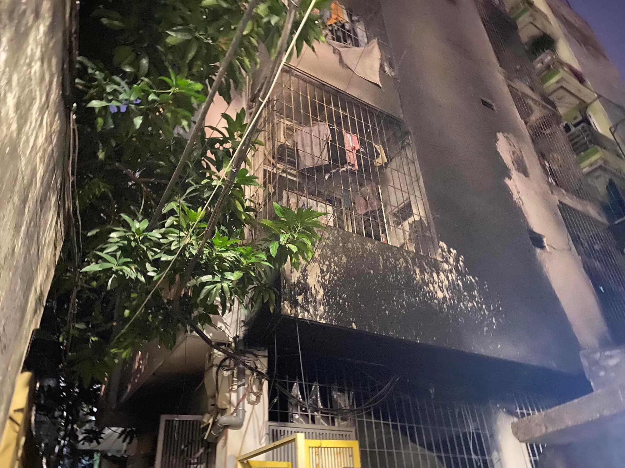 Phá cửa sân thượng giải cứu kịp thời 11 người mắc kẹt trong ngôi nhà 6 tầng bốc cháy dữ dội  - Ảnh 2